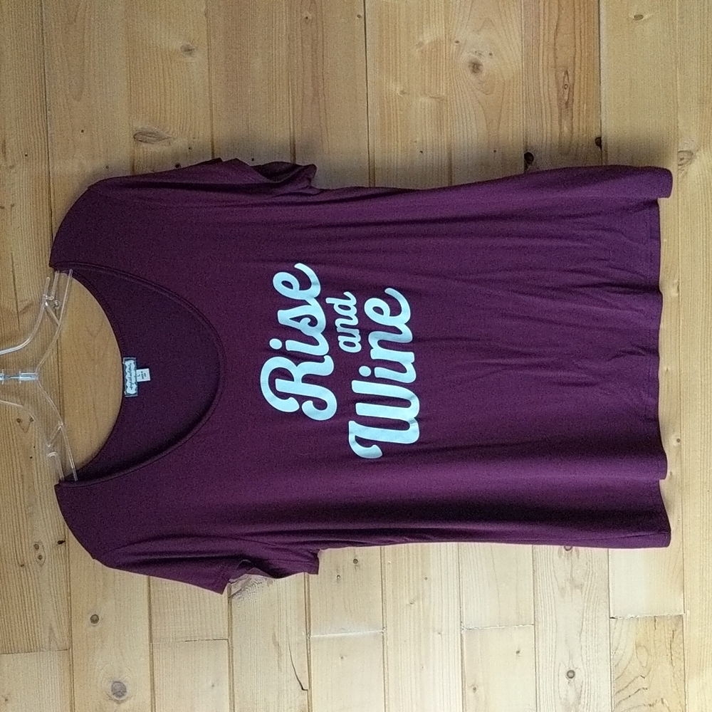 Eyeshadow: burgundy, short sleeve, graphic t-shirt.